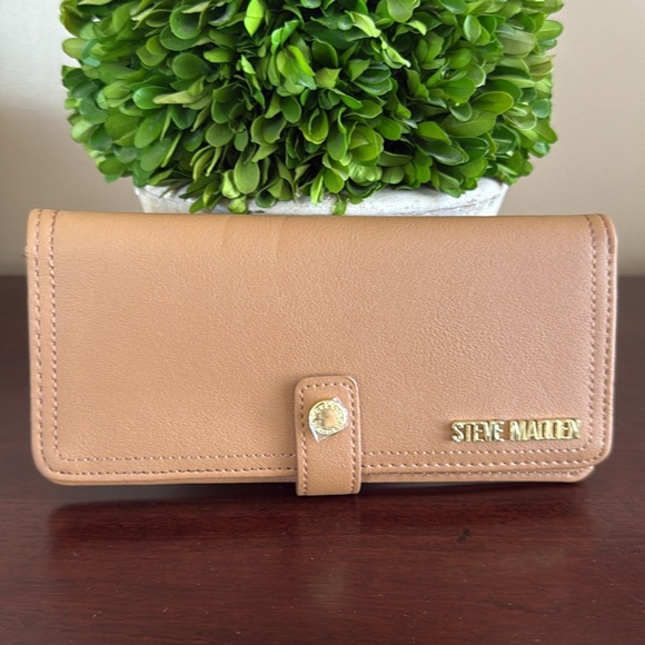 STEVE MADDEN TAN BIFOLD FLAP WITH GOLD ACCENTS WALLET 🌟NWOT🌟 - Picture 3 of 14